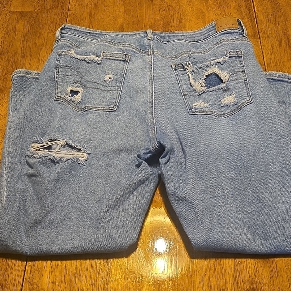 American Eagle Outfitters Light Blue Distressed Jeans - Picture 2 of 6